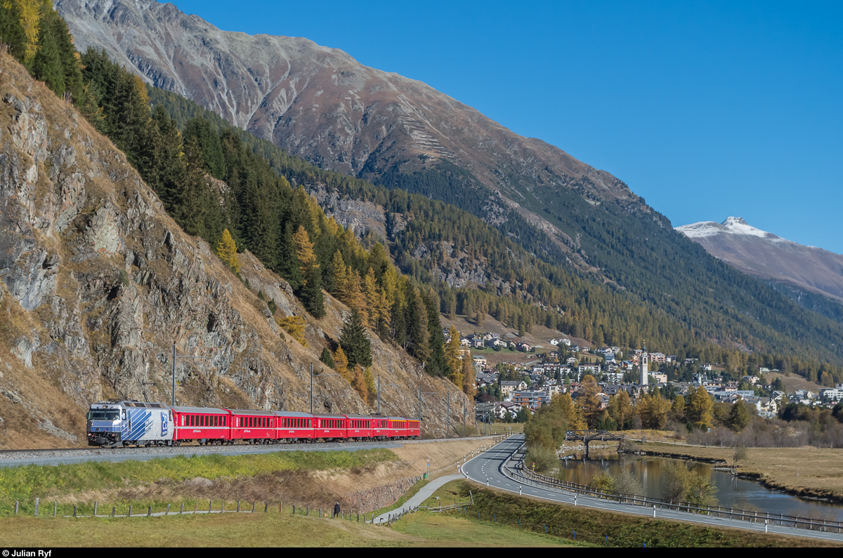 Ge 4/4 III 649 (Werbelok  20 Minuten ) mit einem Albula-RE Chur - St. Moritz am 16. Oktober 2016 zwischen Samedan und Celerina.