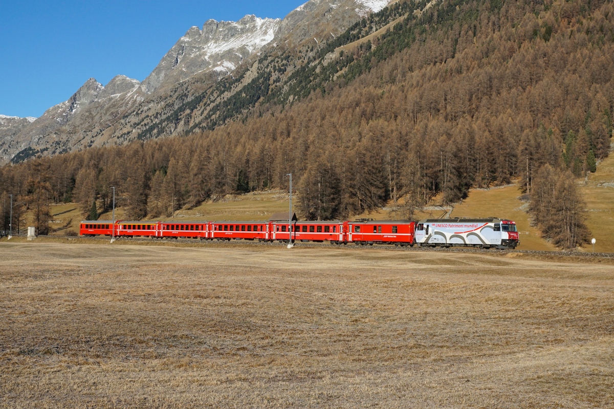 Ge 4/4 III 650 erreicht am Morgen des 06.12.2015 mit dem RE 1121 Bever. Erstaunlich für diese Jahreszeit ist, dass sich das Engadin immer noch schneefrei präsentiert.