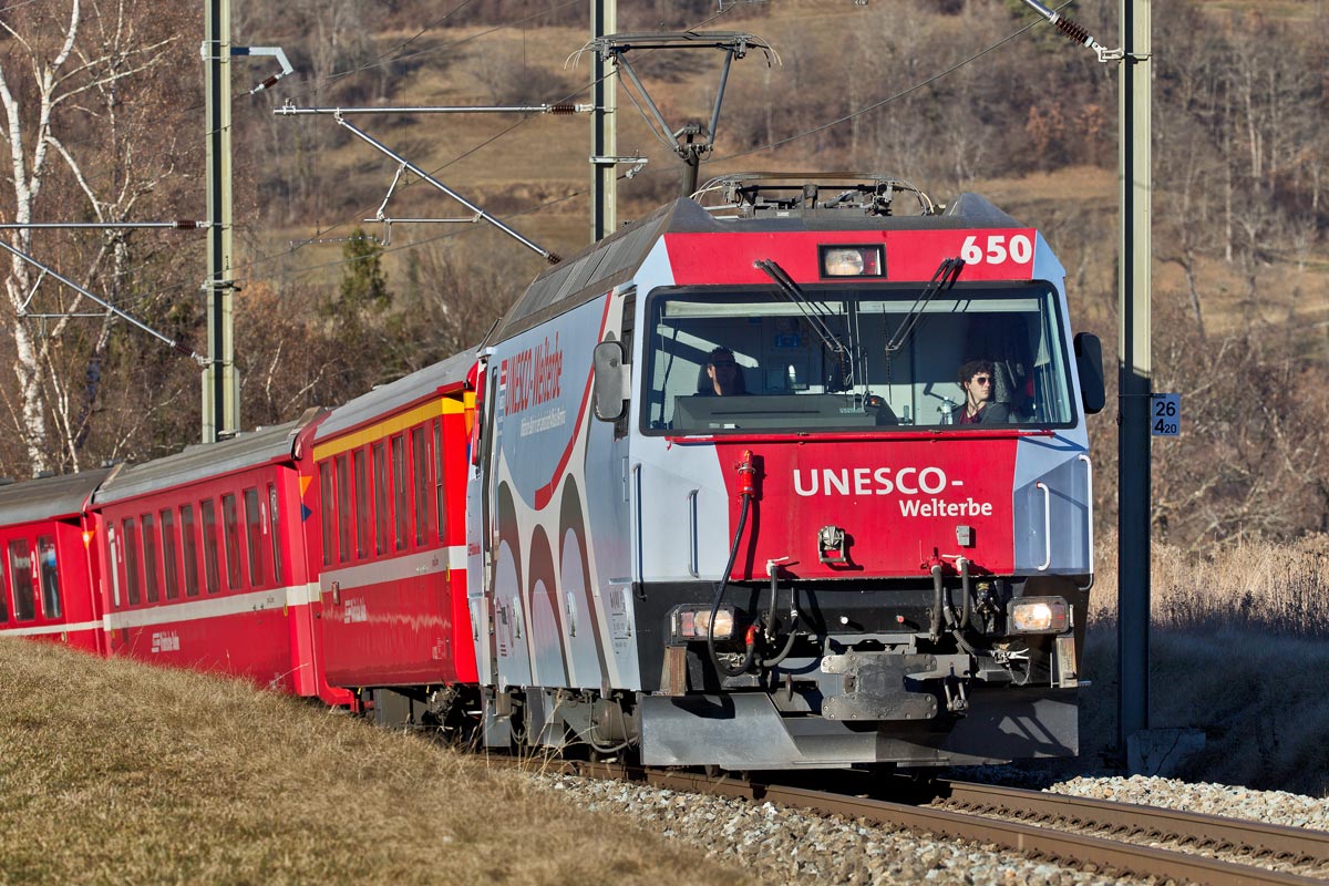 Ge 4/4 III 650 fährt mit einem RE aus Chur nach St.Moritz in Bonaduz vorbei.Bild vom 16.12.2016