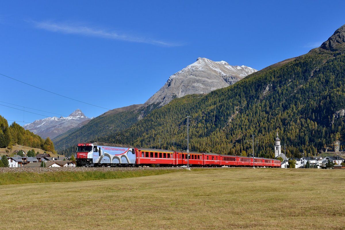 Ge 4/4 III 650 mit einem Regio am 16.10.2016 bei Bever.