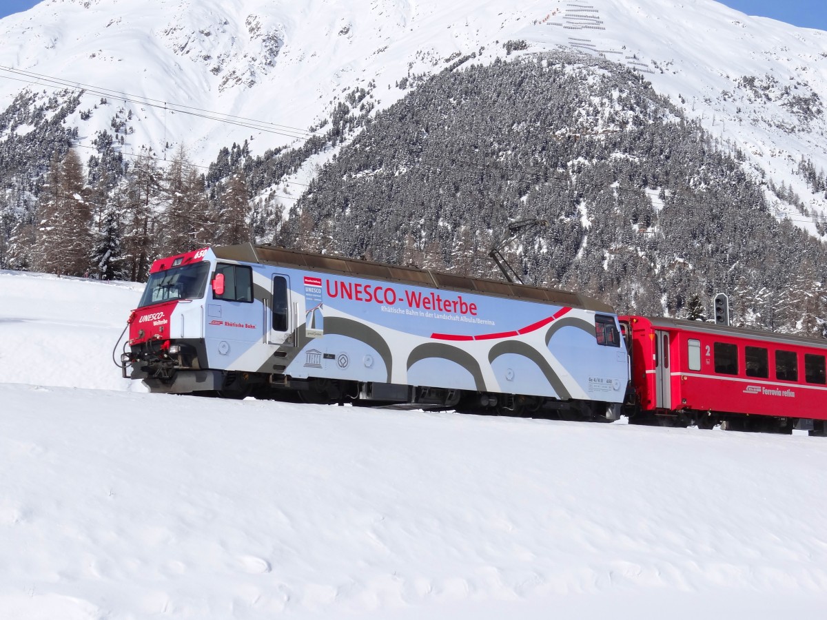 Ge 4/4 III 650 mit ein RE zug Chur - Sankt-Moritz, zwischen Bever und Samedan,

28-01-2015