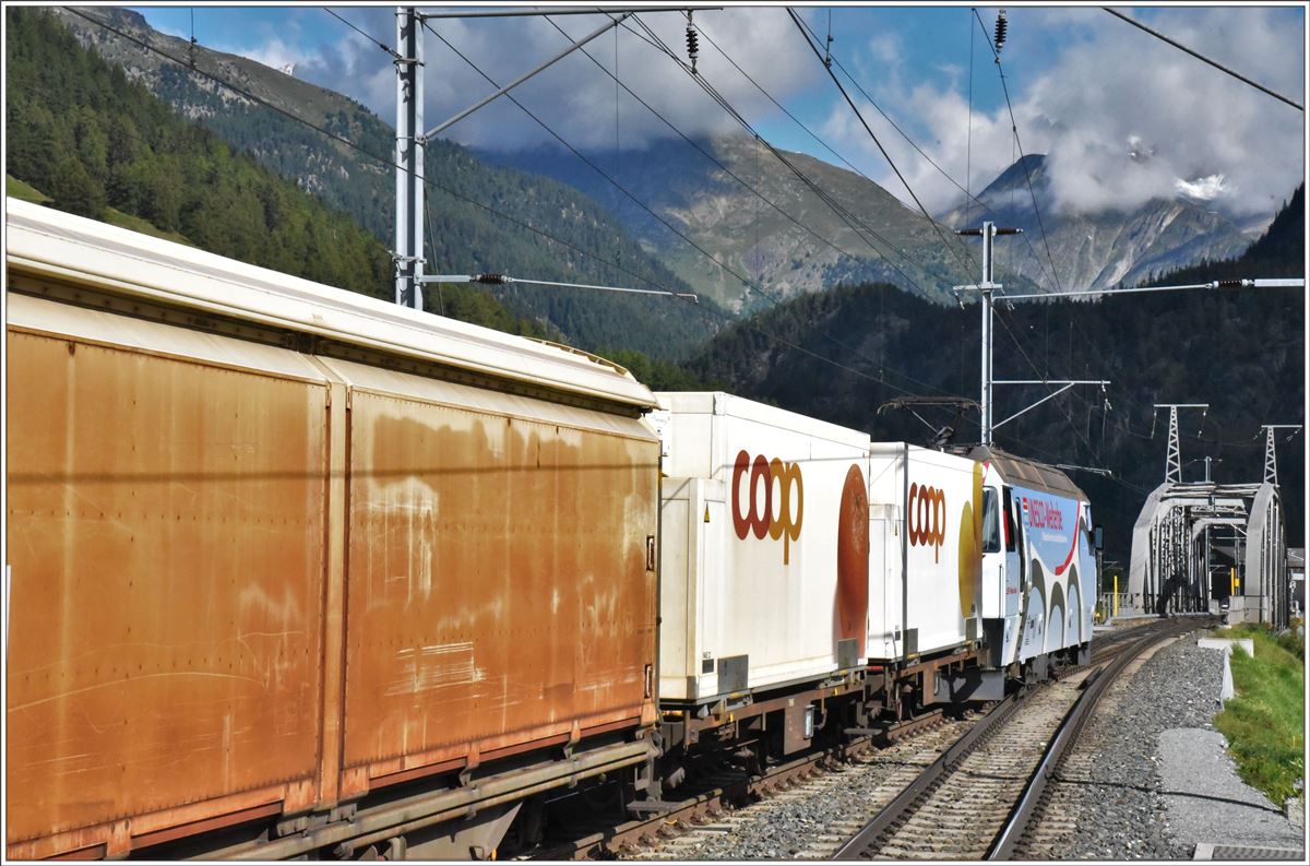 Ge 4/4 III 650  Seewis-Valzeina  mit COOP-Wagen und Postcontainern verlässt Zernez Richtung Vereina und Landquart. (06.09.2016)