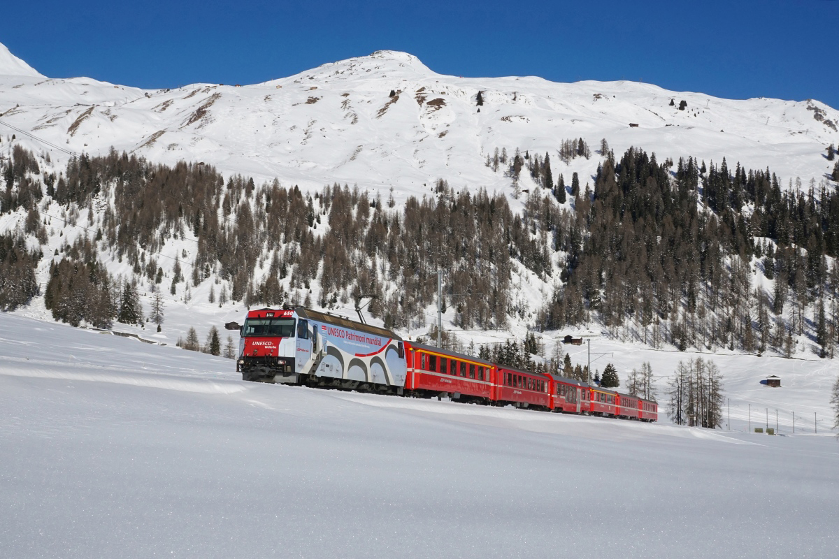 Ge 4/4 III 650 zieht am 21.01.2017 den RE 1029 die letzten Meter hinauf nach Davos Wolfgang.