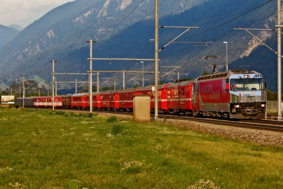 Ge 4/4 III 651 fährt mit einem IR an dem am Zugende der Swiss Alps Classic Express von Zermatt kommend nun nach St.Moritz unterwegs ist.Bild in Ems den 11.8.2015