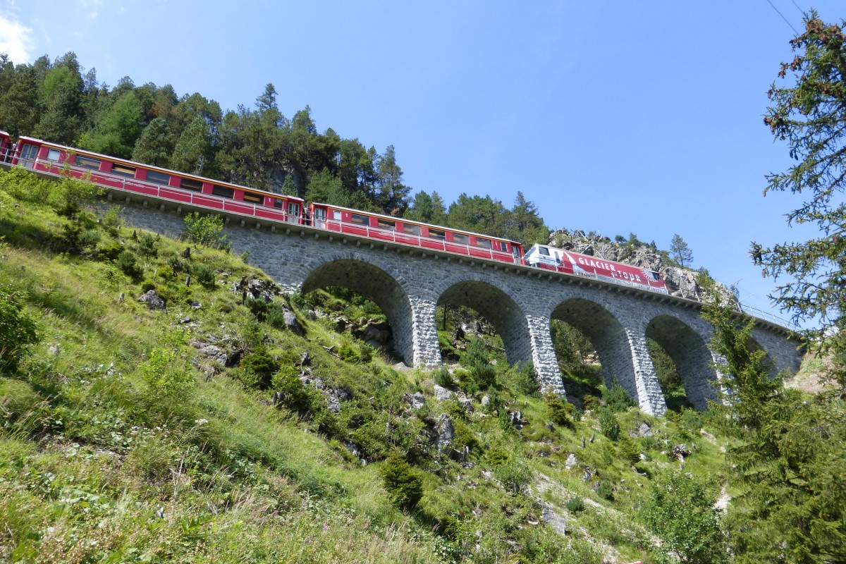 Ge 4/4 III 651  Fideris  mit dem Regio Express nach Chur auf dem Rugnux-Lehnviadukt.
(6. August 2015)