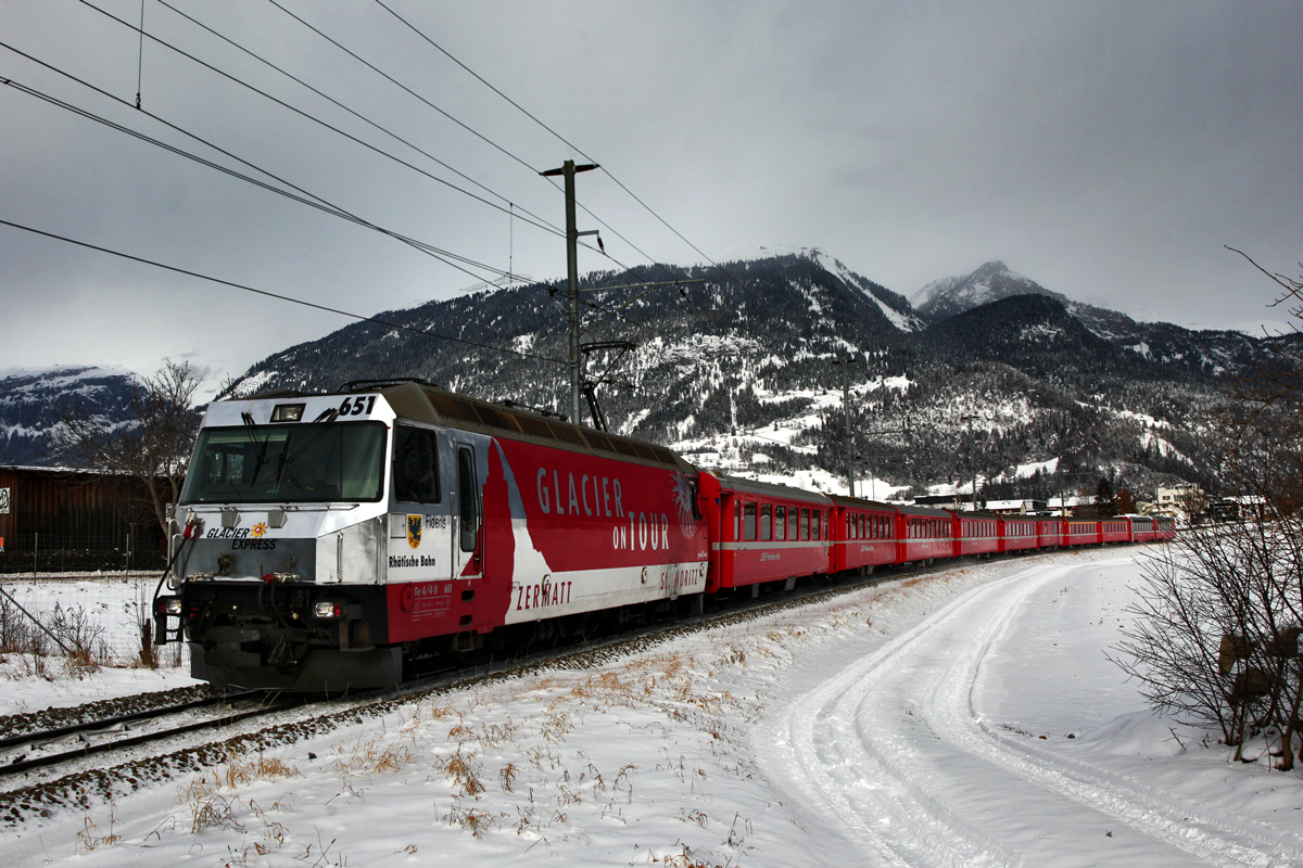 Ge 4/4 III 651  Fideris  fährt mit einem Re von Chur nach St.Moritz in Rhäzüns vorüber.Bild vom 19.1.2016
