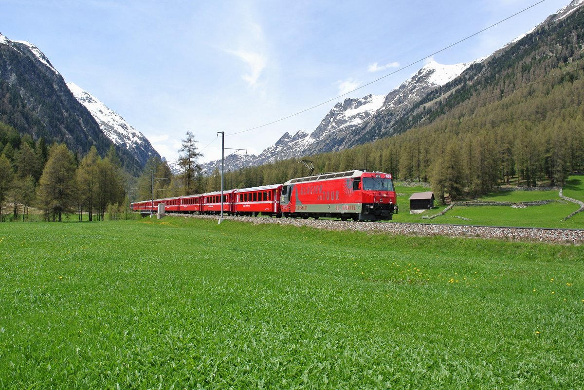 Ge 4/4 III 651  Glacier on Tour  mit dem RE 1137 kurz vor Bever, 26.05.2016.