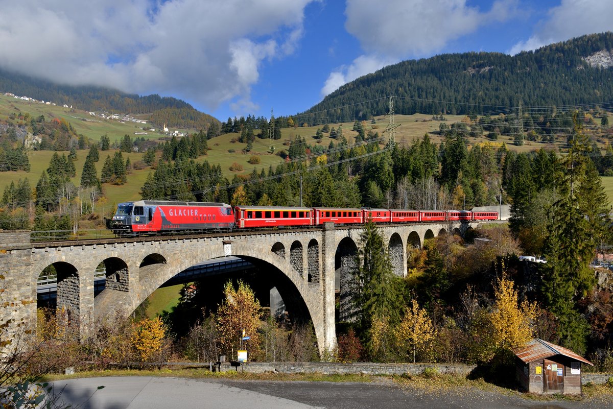 Ge 4/4 III 651 mit einem RE am 27.10.2016 bei Solis.