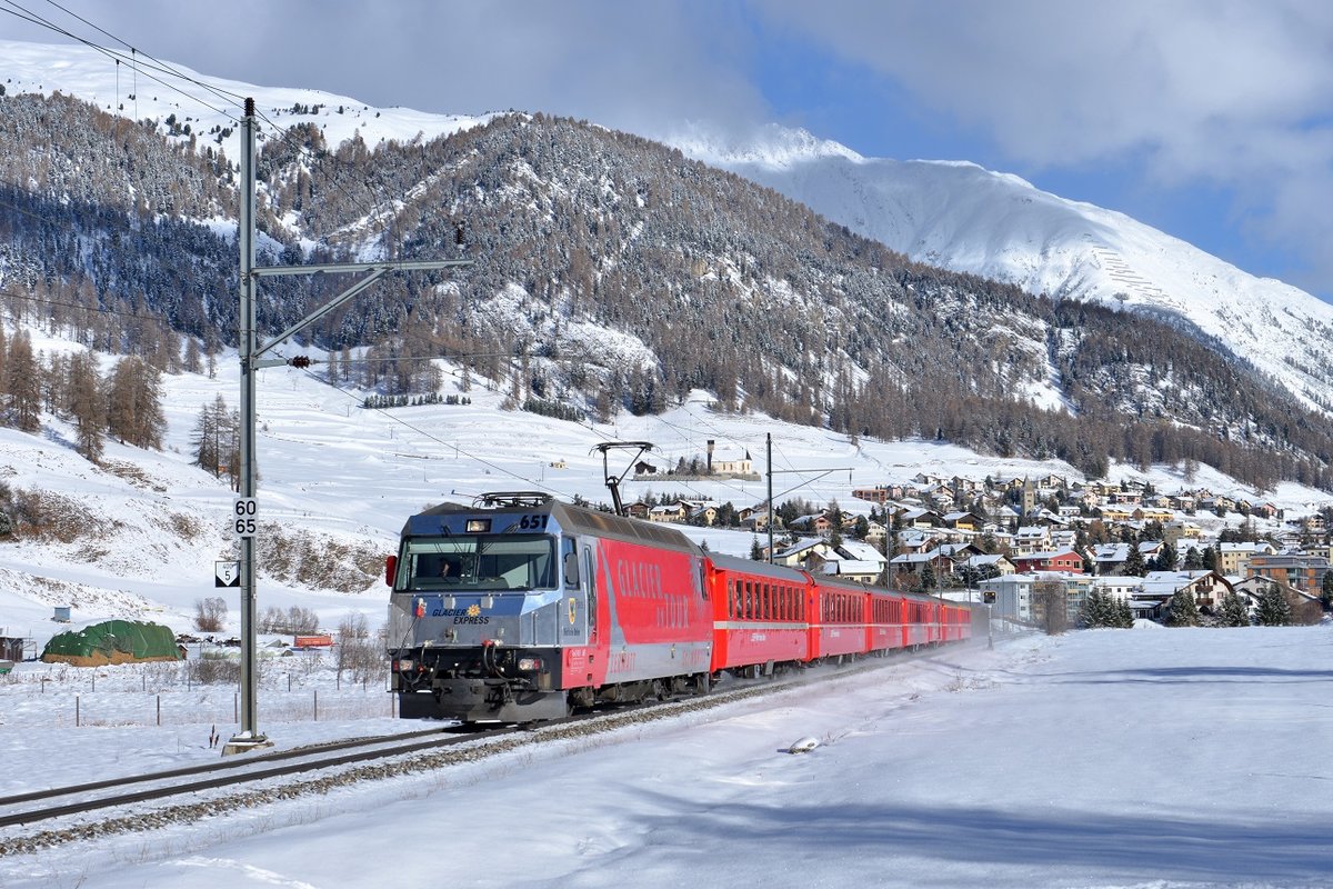 Ge 4/4 III 651 mit einem RE am 12.11.2016 bei Celerina. 