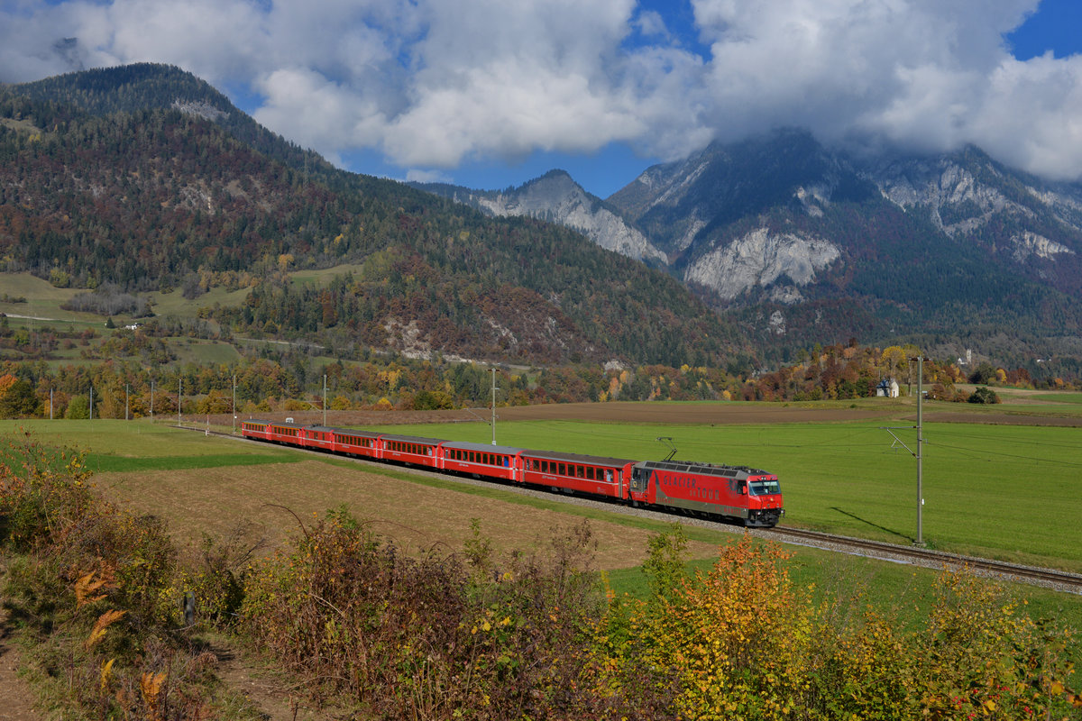 Ge 4/4 III 651 mit einem RE am 27.10.2016 bei Bonaduz.