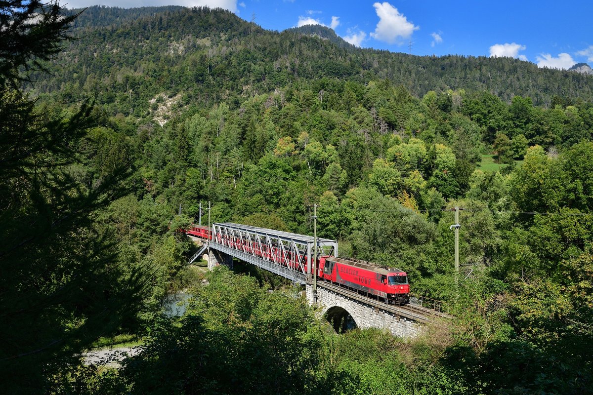 Ge 4/4 III 651 mit einem Regio am 18.09.2020 bei Reichenau.