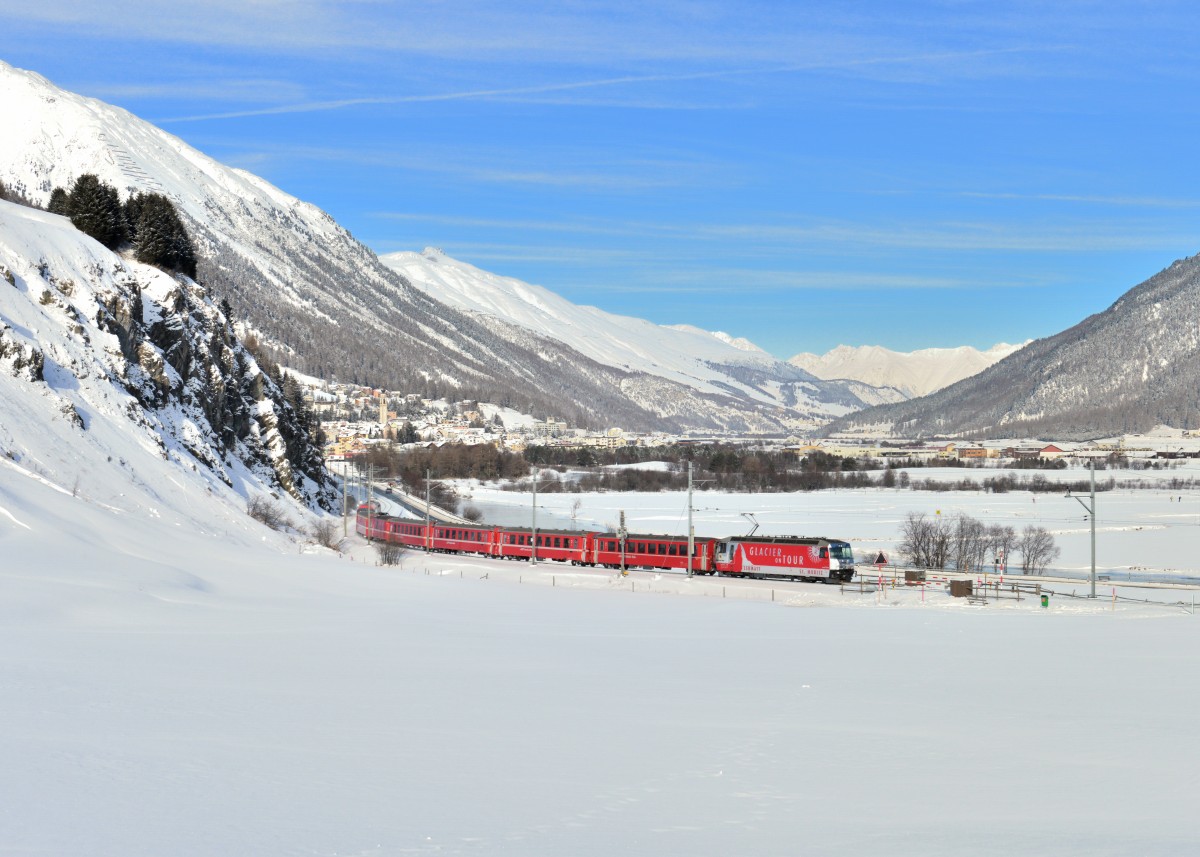 Ge 4/4 III 651 mit einem RE am 18.01.2016 bei Celerina. 