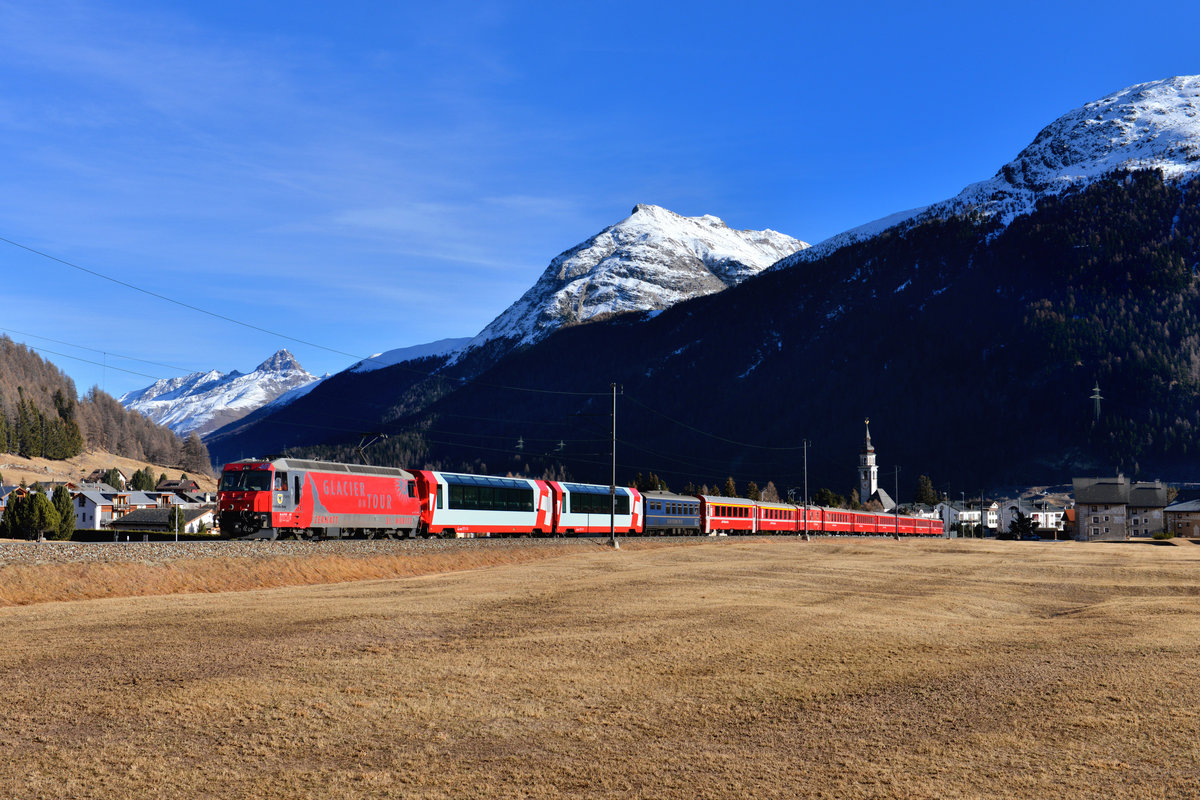 Ge 4/4 III 651 mit einem RE am 26.12.2016 bei Bever.