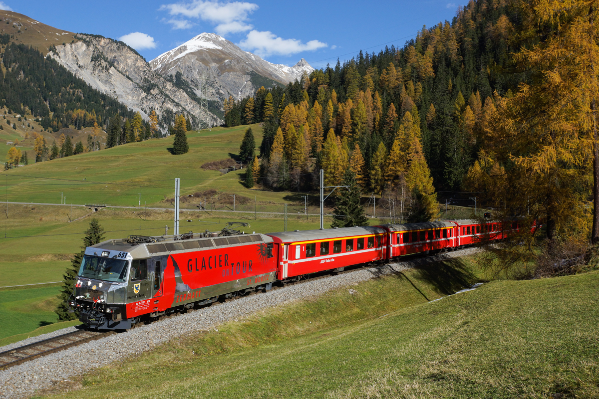 Ge 4/4 III 651 nähert sich am 02.11.2014 Bergün.