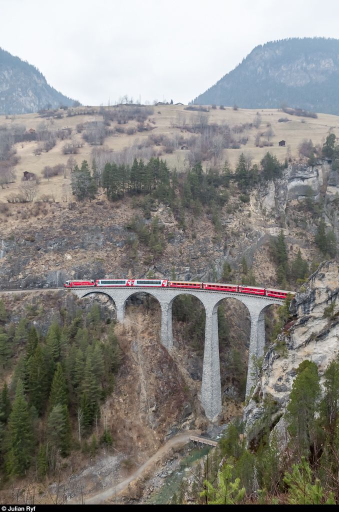 Ge 4/4 III 651 überquert am 18. März 2017 mit einem RE St. Moritz - Chur den Landwasserviadukt.