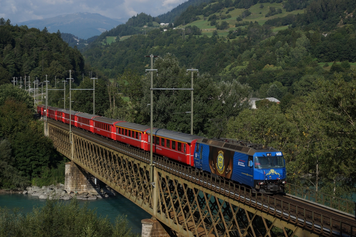 Ge 4/4 III 652 berquert am 31.08.2013 den Hinterrhein bei Reichenau-Tamins.