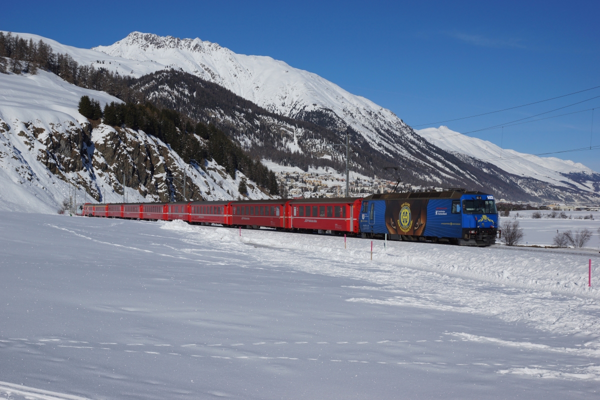 Ge 4/4 III 652 erreicht am 12.01.2014 mit dem RE 1137 Celerina.