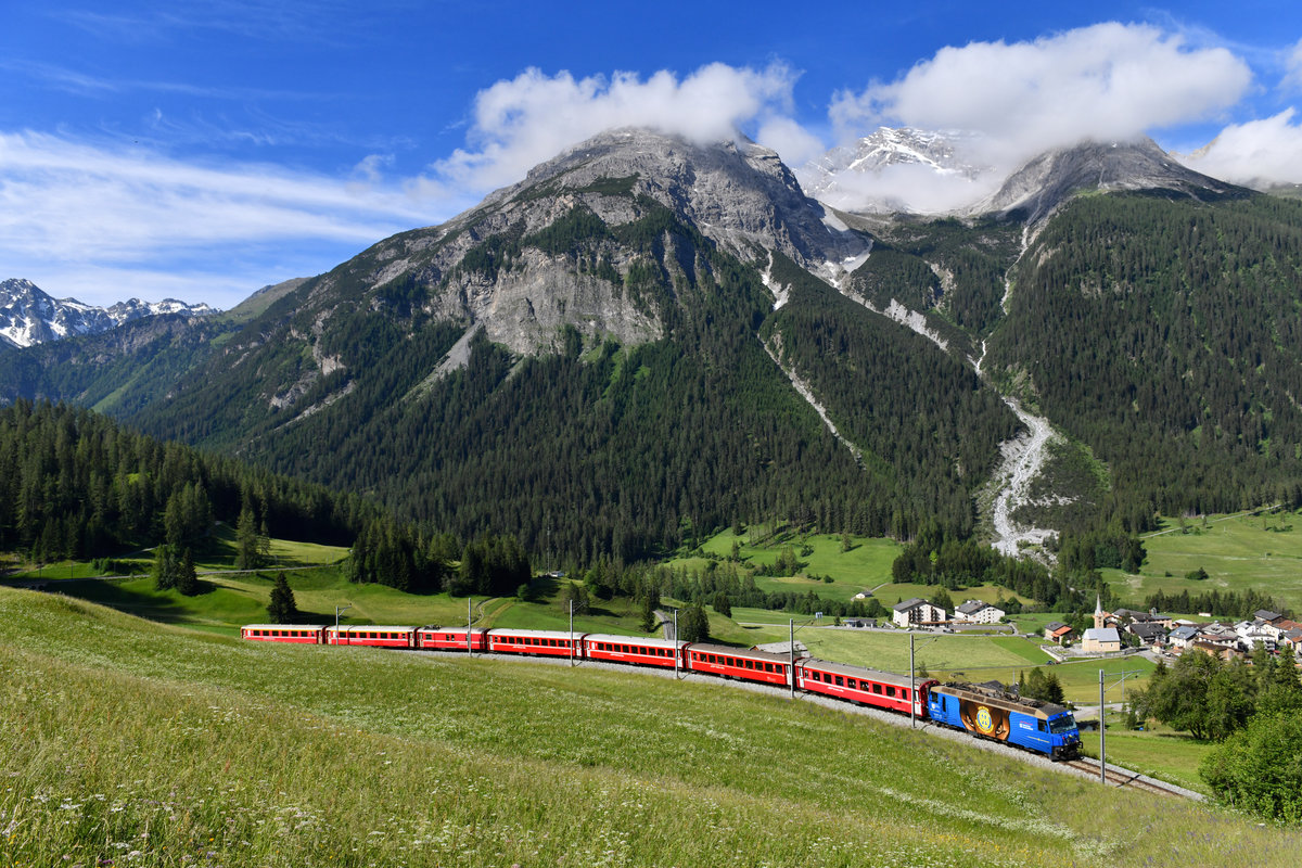 Ge 4/4 III 652 mit einem IR am 15.06.2018 bei Bergün. 