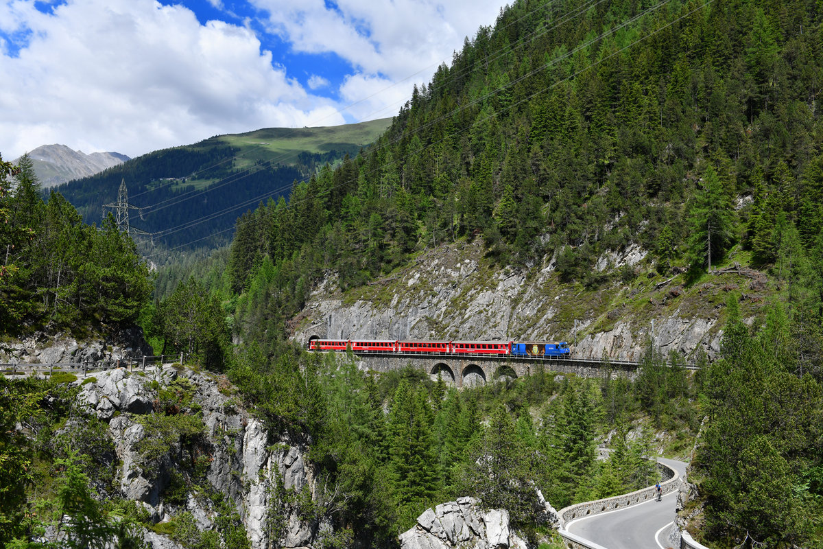 Ge 4/4 III 652 mit einem IR am 15.06.2018 bei Muot. 
