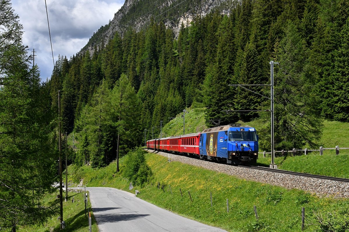 Ge 4/4 III 652 mit einem IR am 15.06.2018 bei Preda.