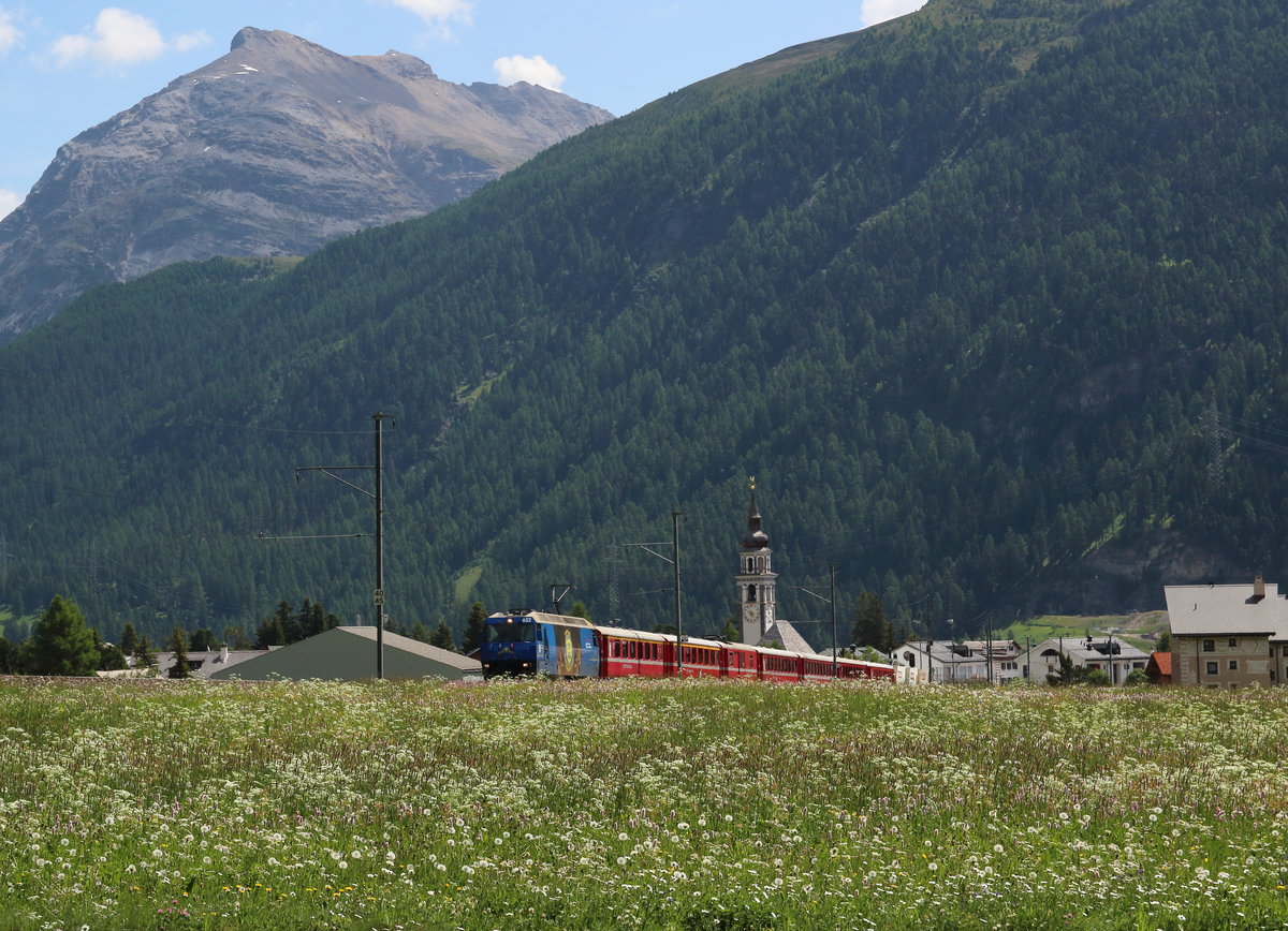 Ge 4/4 III 652  Vaz/Obervaz Lenzerheide-Valbella  hat mit dem RE1136 (St.Moritz - Chur) den kleinen Ort Bever durchfahren und fährt nun durchs Valbever zum Albula Tunnel.

Bever, 15. Juni 2017