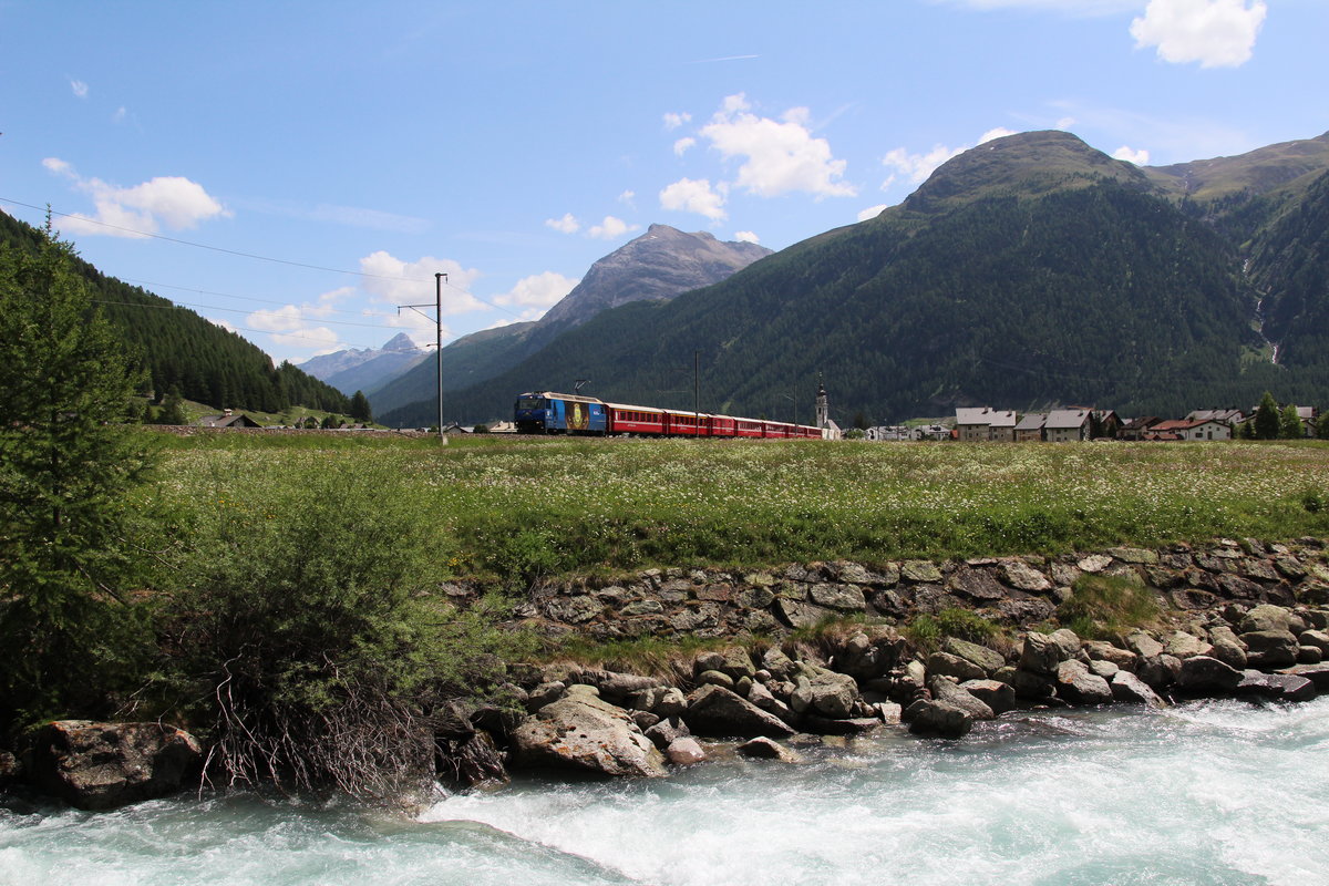 Ge 4/4 III 652  Vaz/Obervaz Lenzerheide-Valbella  hat mit dem RE1136 (St.Moritz - Chur) den kleinen Ort Bever durchfahren und fährt nun durchs Valbever zum Albula Tunnel. 

Bever, 15. Juni 2017