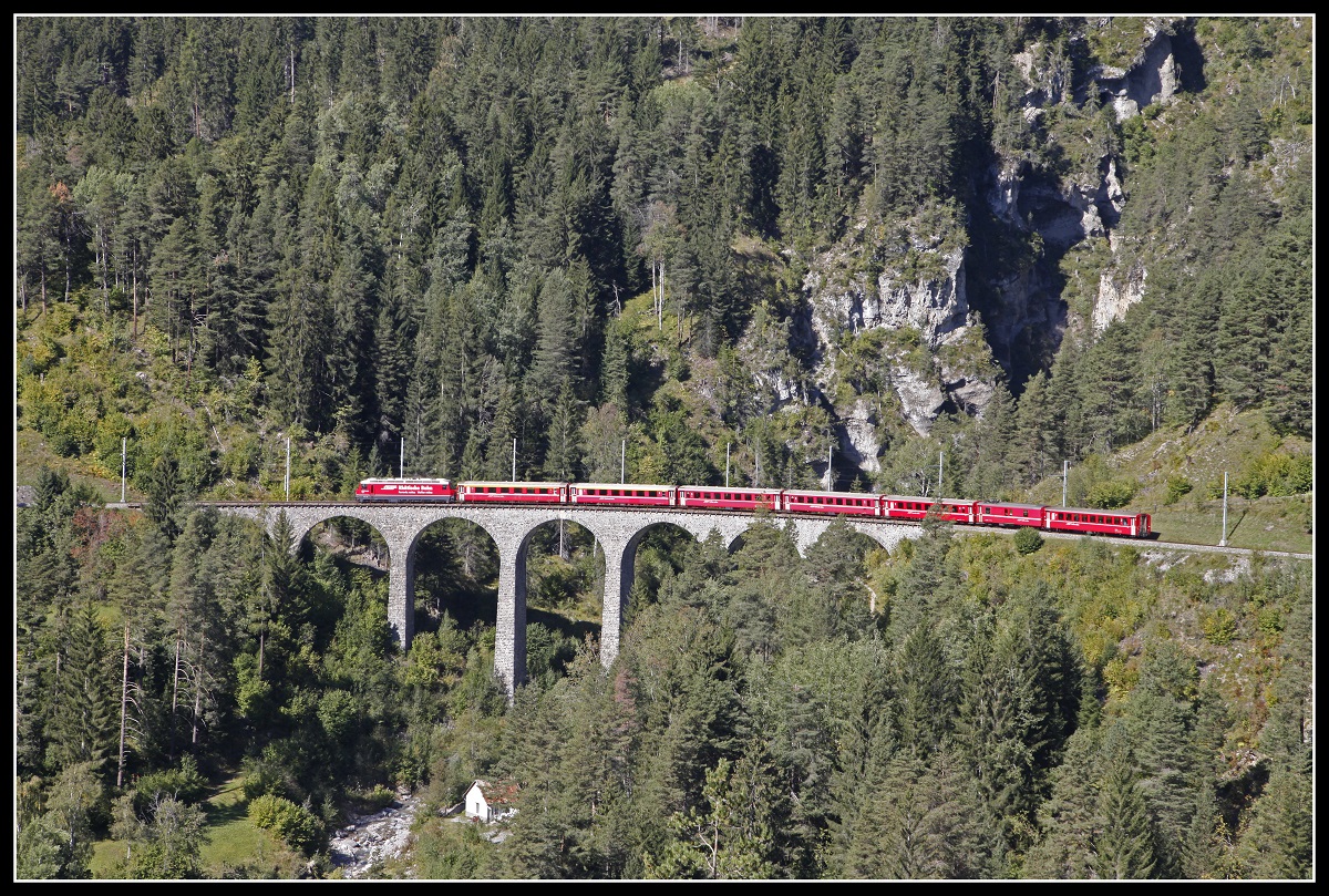Ge 4/4 III mit Reisezug überquert am 1.10.2019 den Schmittentobelviadukt.