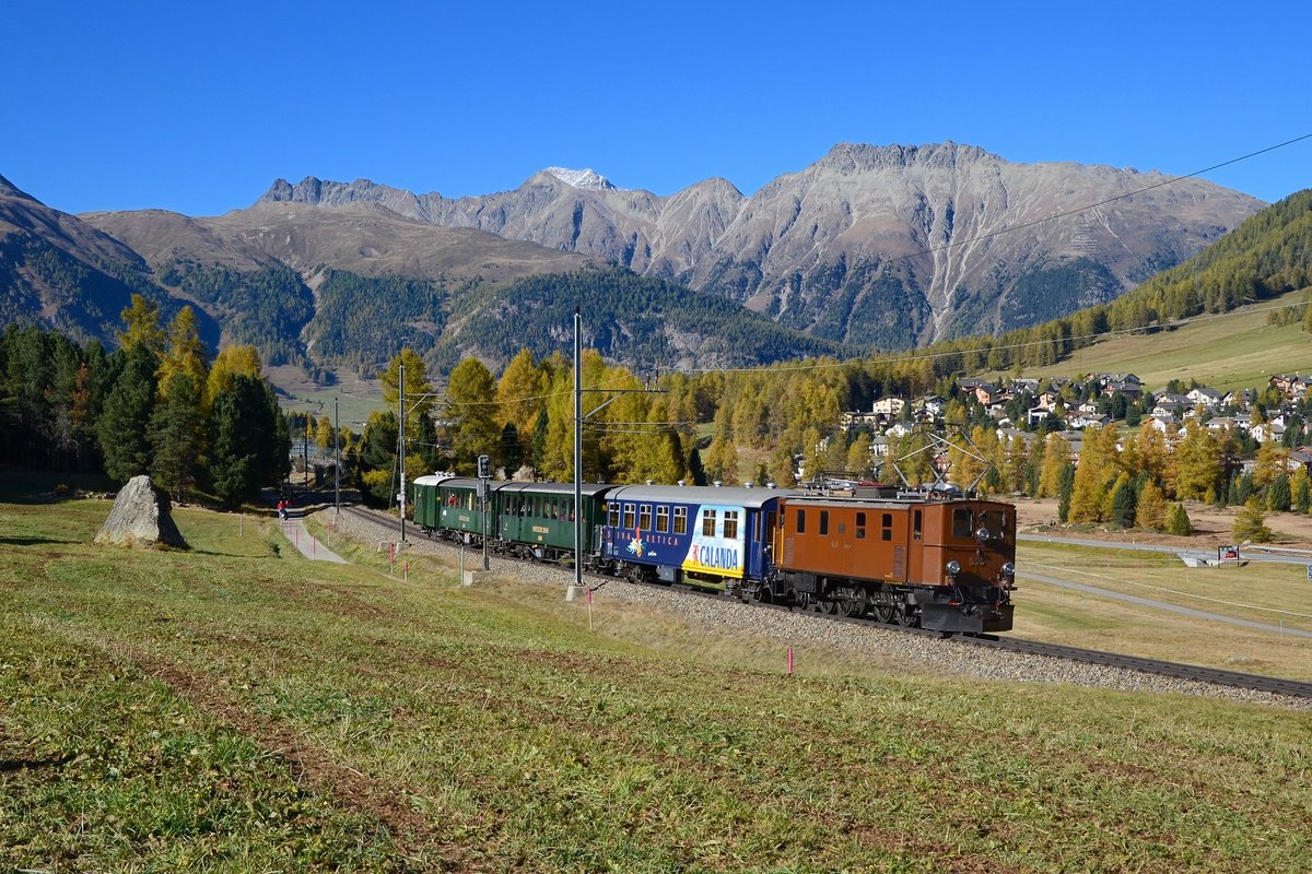 Ge 4/6 353 mit einem Sonderzug am 16.10.2016 bei Pontresina.