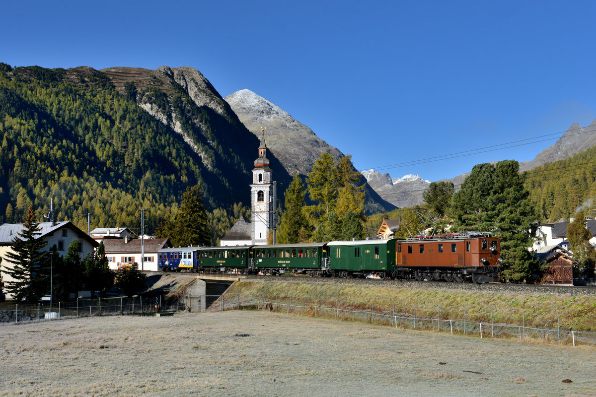 Ge 4/6 353 mit einem Sonderzug am 16.10.2016 bei Bever.