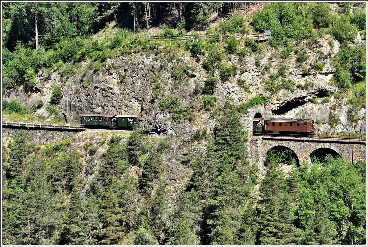 Ge 4/6 353 mit Extrazug 2121 im Zalainttunnel. (23.06.2018)