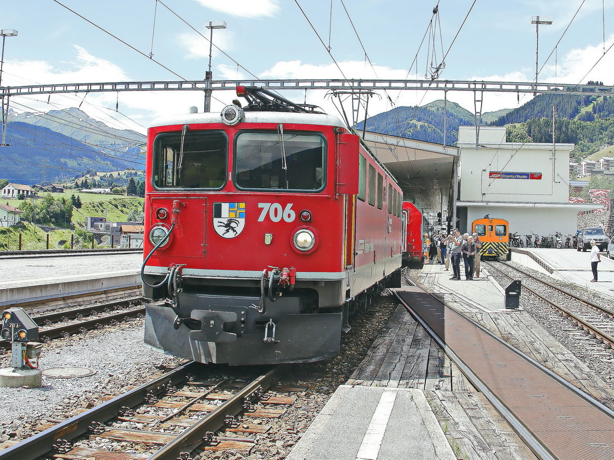 Ge 6-6 II 706  der Räthischen Bahn übernimmt am 28. Juni 2018 den Glacier Express in Richtung St. Moritz in der  Übergangsstation Disentis/Muster