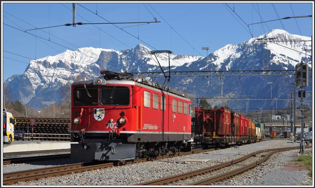 Ge 6/5 II 702  Curia  holt einen Güterzug in Untervaz-Trimmis ab. (09.04.2015)