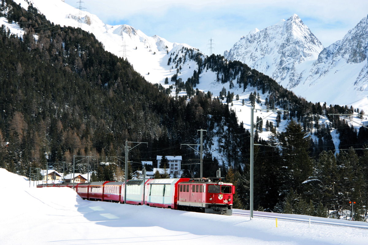 Ge 6/6 702 mit einem Regioexpress bei der Ausfahrt von Preda; 14.02.2014