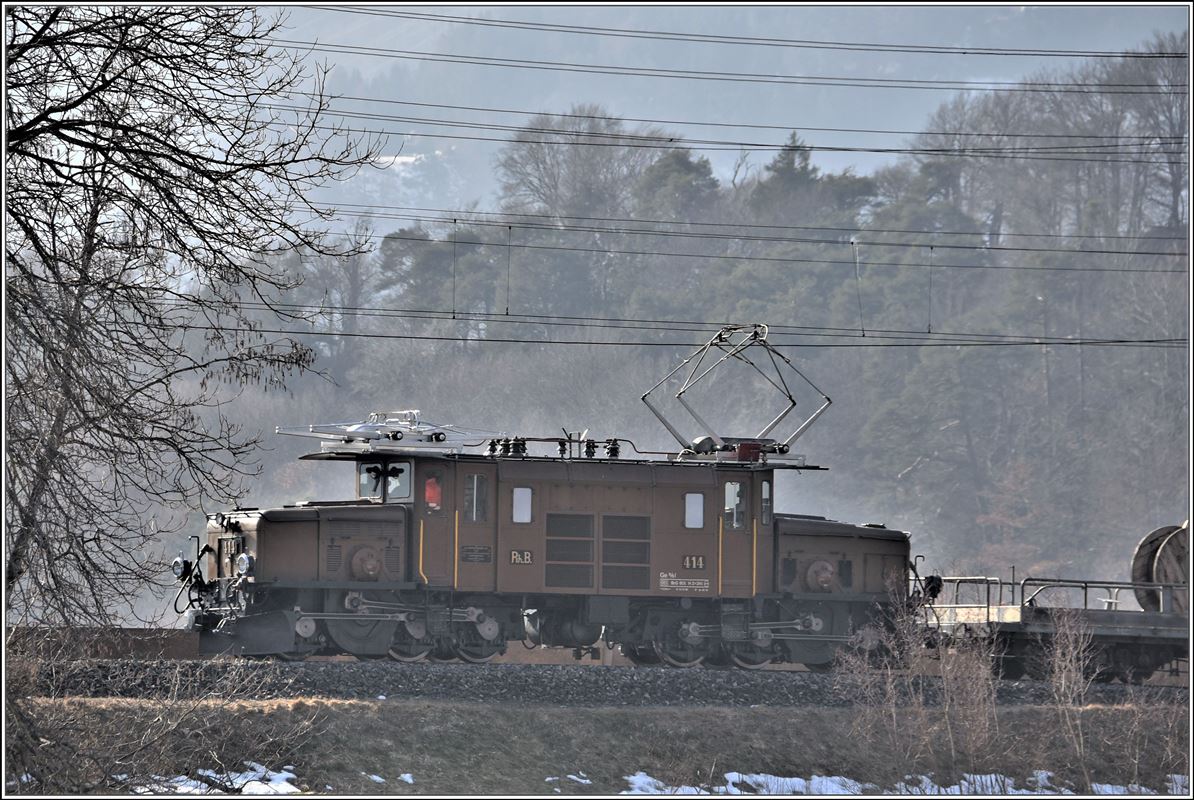 Ge 6/6 I 414 ist ausnahmsweise mit einem Valserwasserzug von Ilanz nach Untervaz unterwegs. Reichenau-Tamins. (23.02.2018)