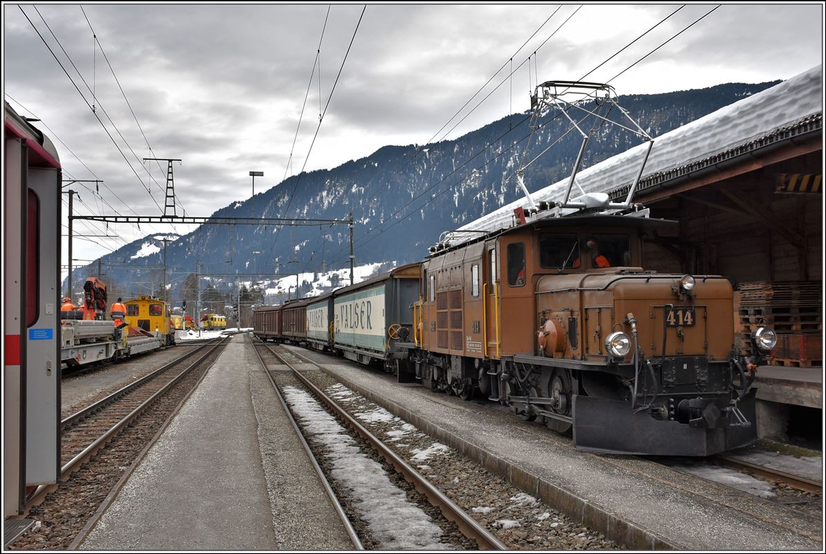 Ge 6/6 I 414 mit Valserwasserzug in Ilanz. (09.03.2018)