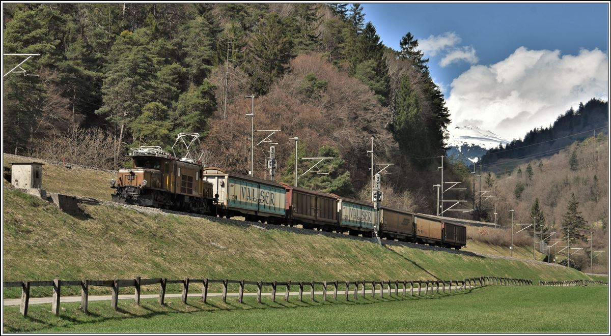 Ge 6/6 I 414 mit dem Valserwasserzug bei Reichenau-Tamins. (10.04.2018)