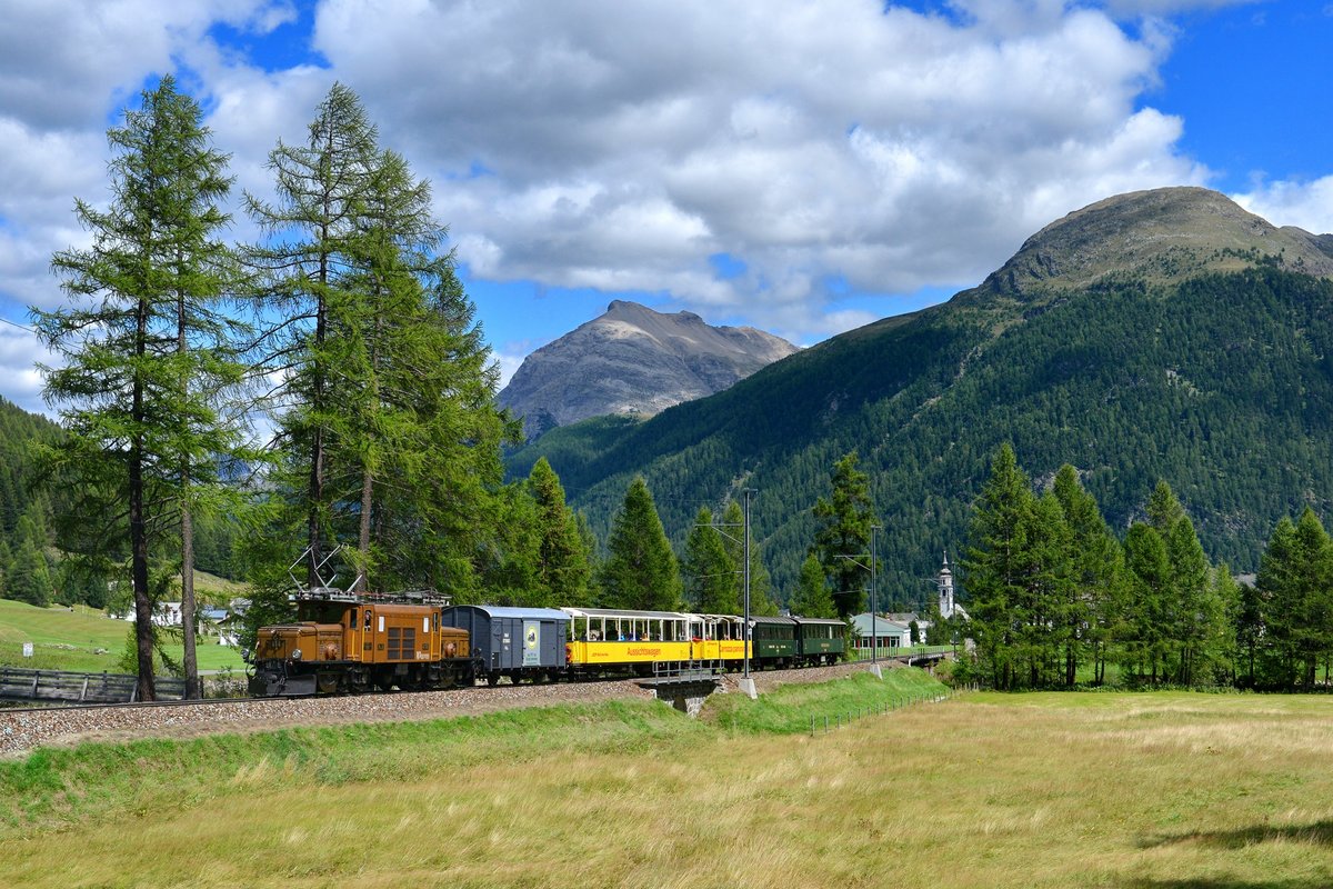 Ge 6/6 I 414 mit einem Sonderzug am 20.08.2017 bei Bever. 