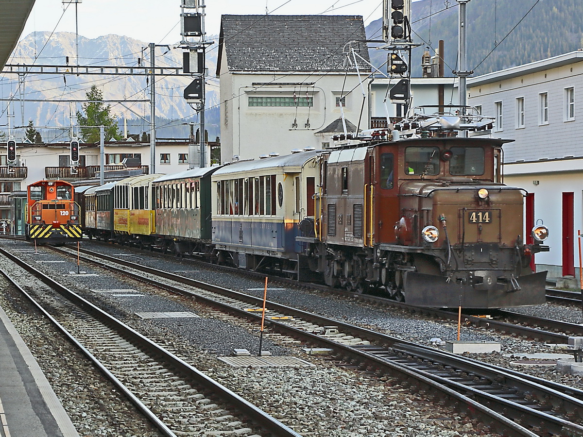 Ge 6/6 I 414 rangiert zur Fahrt nach Filisur in Davos am 13.10.2019.