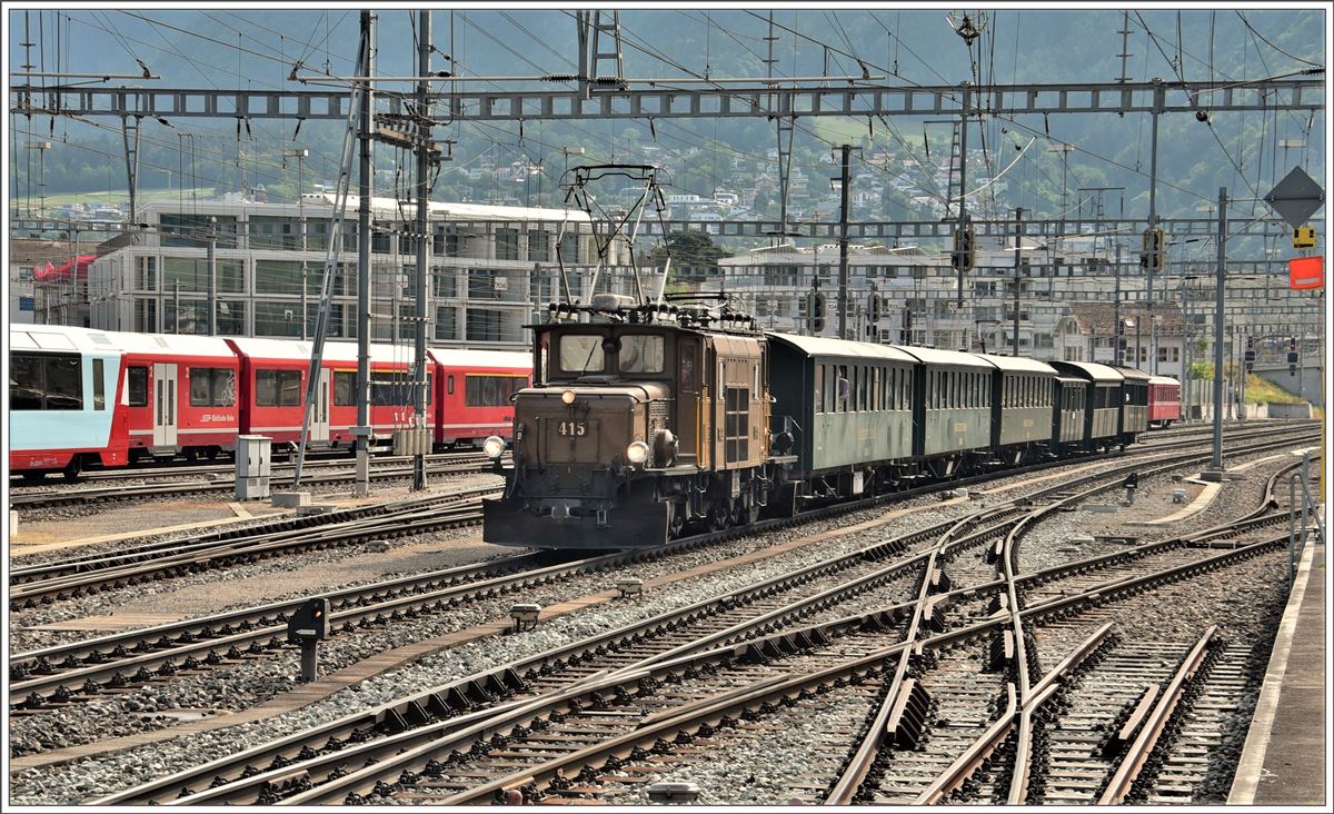 Ge 6/6 I 615 mit Extrazug zur Generalversammlung RhB in Versam-Safien bei der Ausfahrt in Chur. (02.06.2017)