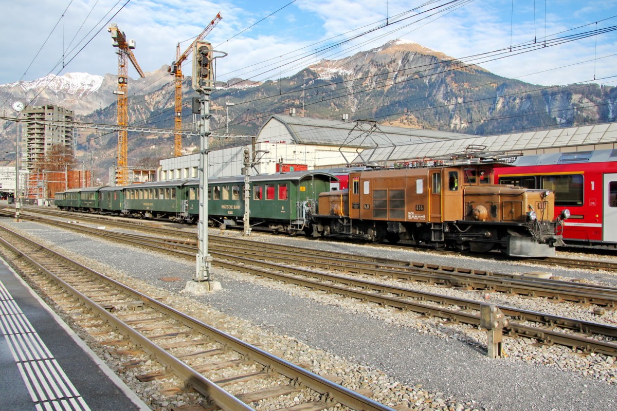 Ge 6/6 I Nr.414(Krokodil)vor einem Oldtimer Personenzug(Erlebnisfahrt mit Clà Ferrovia)in Landquart.15.12.13