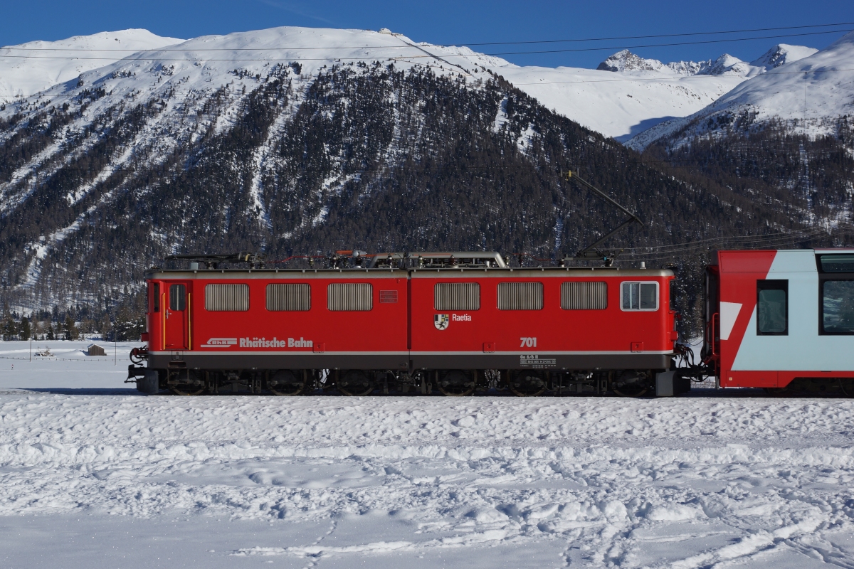 Ge 6/6 II 701 befindet sich am 12.01.2014 kurz nach Celerina.