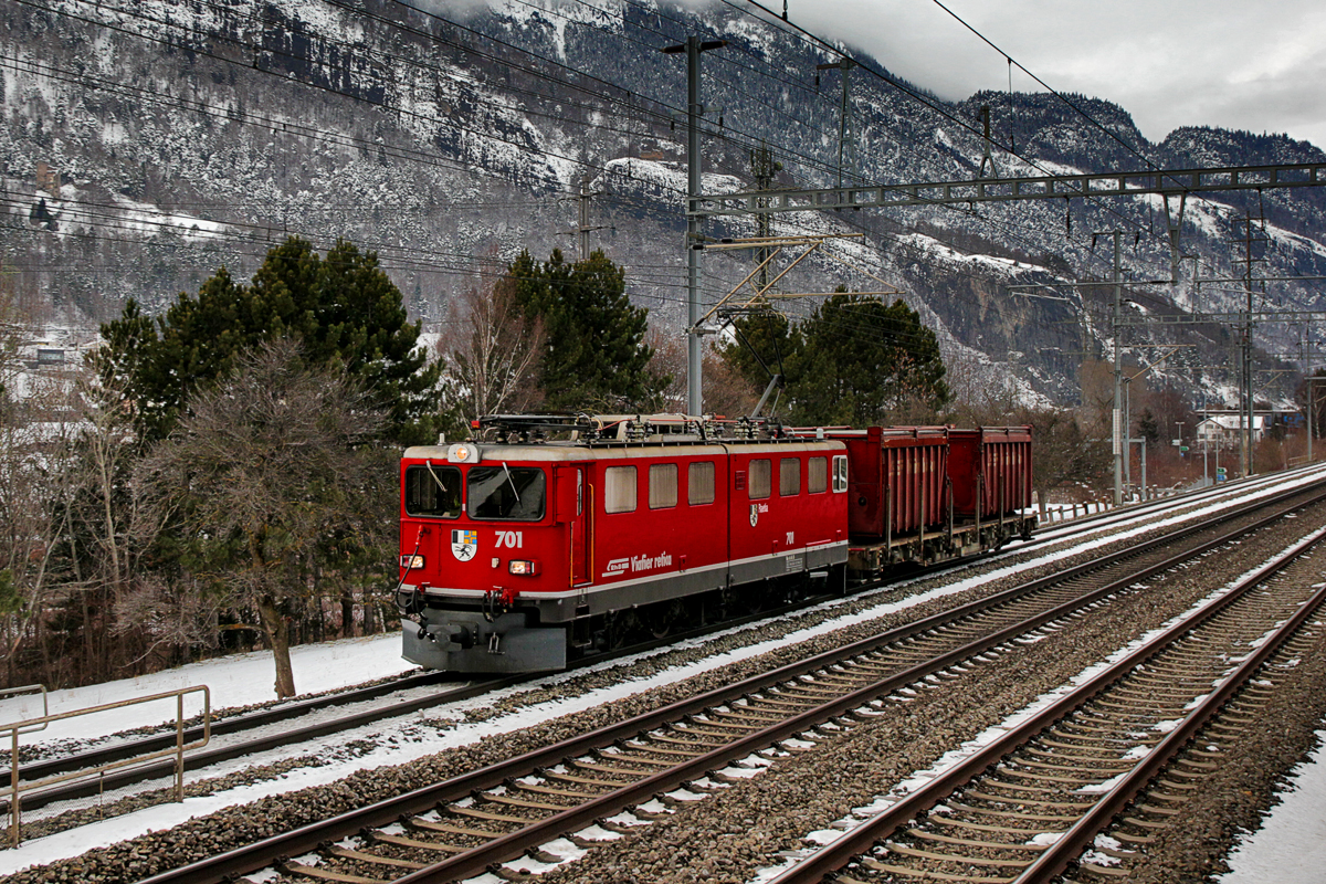 Ge 6/6 II 701 erreicht mit einem Kurzgüterzug die Alpenstadt Chur.Bild Januar 2016