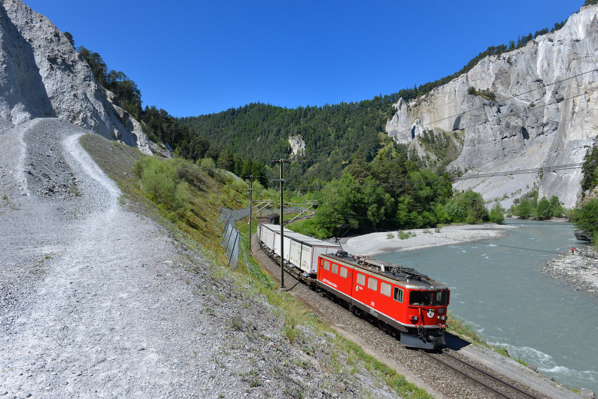 Ge 6/6 II 701 mit einem Güterzug am 26.05.2017 bei Versam. 