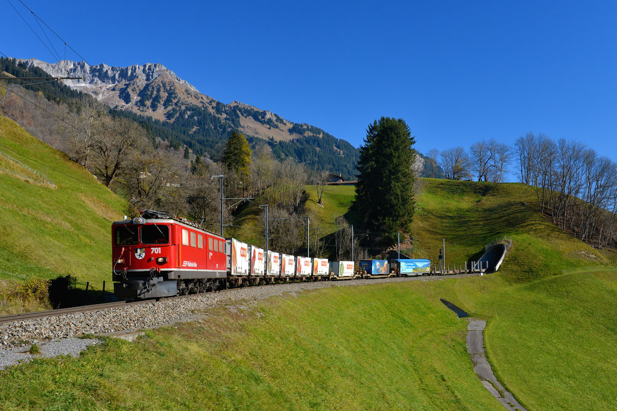 Ge 6/6 II 701 mit einem Güterzug am 03.11.2017 bei Saas.