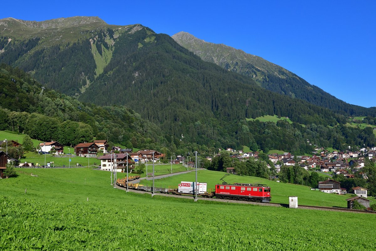 Ge 6/6 II 701 mit einem Güterzug am 04.09.2019 bei Klosters Dorf.