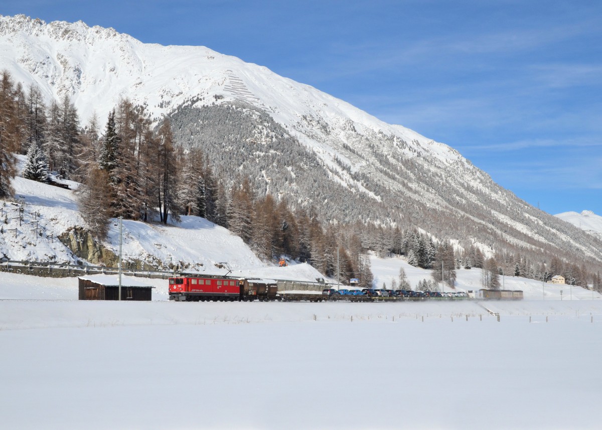 Ge 6/6 II 701 mit einem Güterzug am 18.01.2016 bei Samedan. 