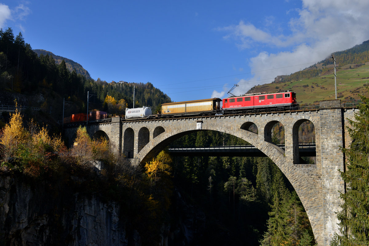 Ge 6/6 II 701 mit einem Güterzug am 27.10.2016 bei Solis am Solisviadukt. 