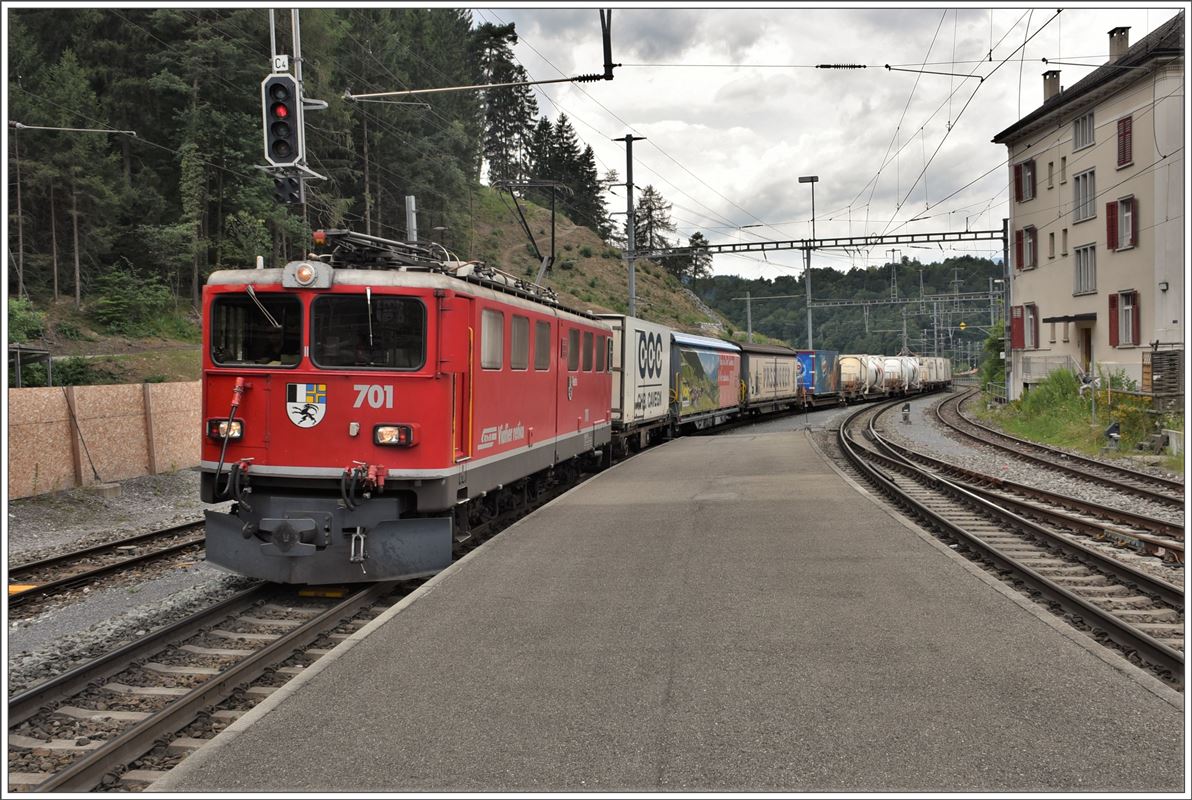 Ge 6/6 II 701  Raetia  mit Albulagüterzug in Reichenau-Tamins. (21.07.2017)