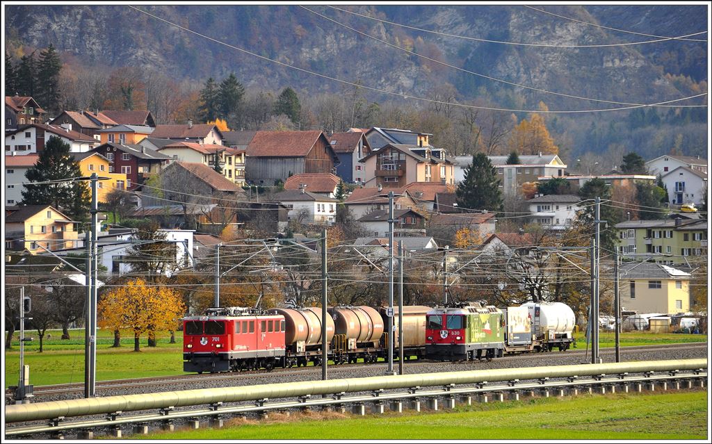 Ge 6/6 II 701  Raetia  mit einem Güterzug nach Landquart kreuzt in Zizers Altlöser den Lokzug mit Ge 4/4 II 630  Trun . (20.11.2014)