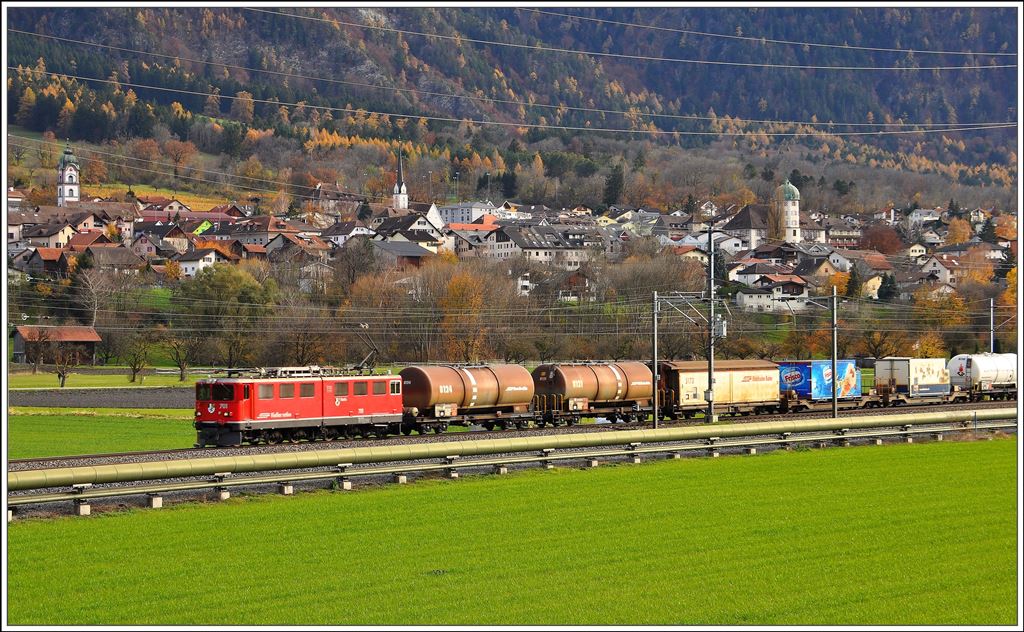 Ge 6/6 II 701  Raetia  mit einem Güterzug vor der Kulisse von Zizers. (20.11.2014)